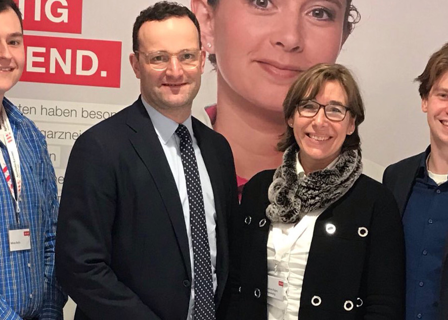 Alte Bekannte: Bundesgesundheitsminister Jens Spahn und AKWL-Präsidentin Gabriele Regina Overwiening kennen sich schon lange aus Spahns Wahlkreis in Nordrhein-Westfalen.   / Foto: BPhD