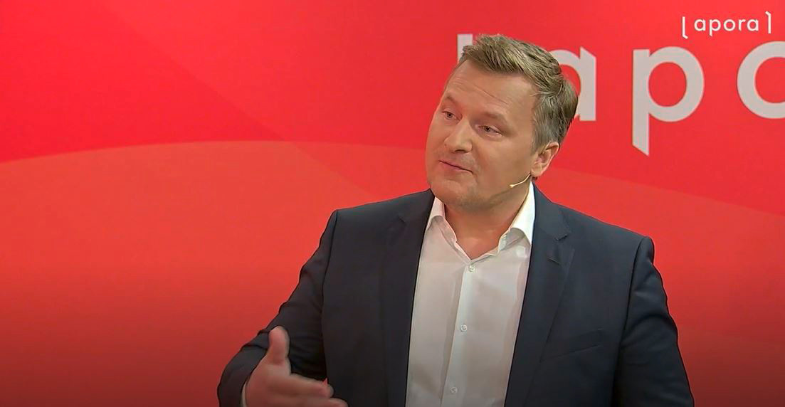 Jürgen Klapper, Vertriebsleiter und Mitglied der Geschäftsführung von Pro AvO erläutert während des Livestreams, was die von Pro AvO gemeinsam entwickelte Apotheken-Bestellplattform Apora als Handy-App alles können wird.  / Foto: PZ/Screenshot