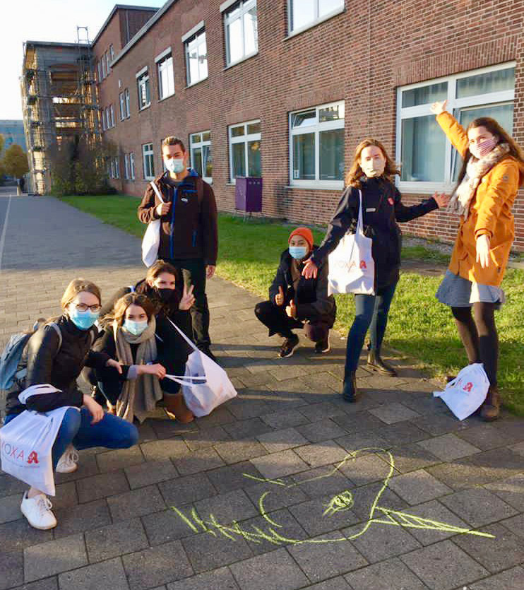Universität Kiel: Die Maske verdeckt bei der Ersti-Rallye nicht die gute Laune. / Foto: Deanna Hoppe