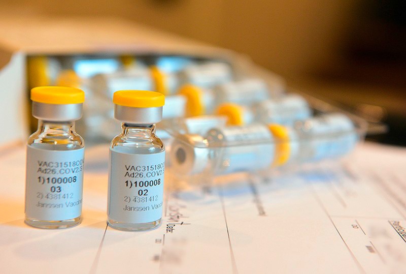 Dieser Vektorimpfstoff wird derzeit an rund 60.000 Freiwilligen weltweit in zwei großen klinischen Phase-III-Studien auf seine Wirksamkeit und Sicherheit geprüft. Noch ist unklar, ob ein oder zwei Dosen für die Immunisierung erforderlich sein werden. / Foto: Janssen
