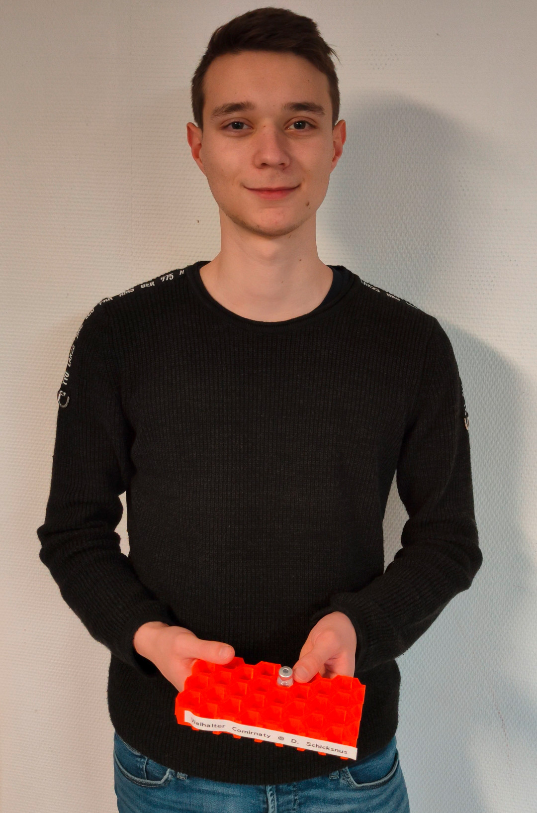 Daniel Schicksnus mit dem von ihm konzipierten und gedruckten Ampullen-Halter. / Foto: Schicksnus (privat)