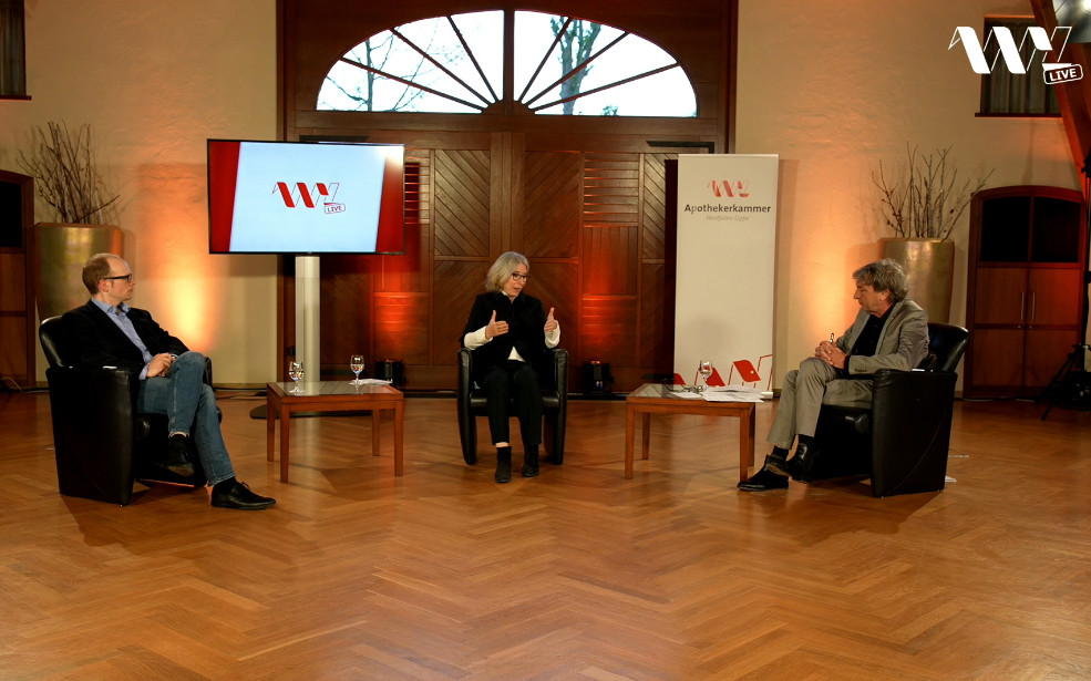 AKWL- und ABDA-Präsidentin Gabriele Regina Overwiening und BAK-Vorstandsmitglied Hannes Müller diskutierten mit Moderator Matthias Bongard und den Zuschauern per Chatfunktion über die Zukunft pharmazeutischer Dienstleistungen. / Foto: AKWL/PZ/Screenshot