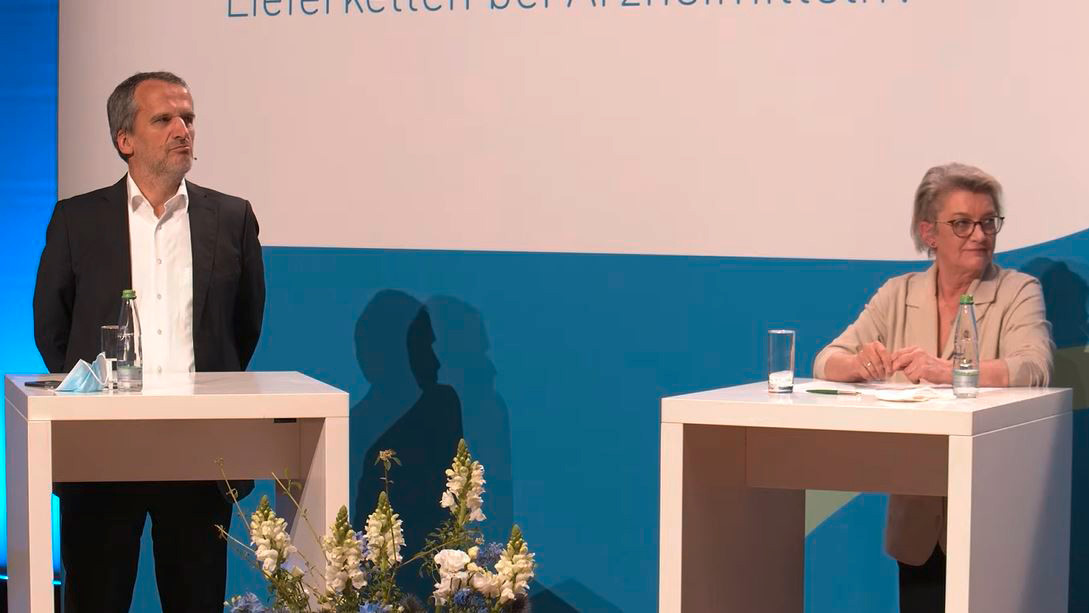 Michael Hennrich (CDU) und Kordula Schulz-Asche (Grüne) können sich gut vorstellen, dass auch Apotheker gegen das Coronavirus impfen. (hier bei einer Gesprächsrunde des Verbandes Pro Generika) / Foto: PZ/Screenshot