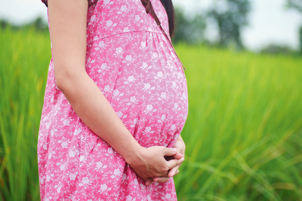 Allen ungeimpften Schwangeren empfiehlt die STIKO eine Coronaimpfung. Noch besser ist es allerdings, wenn die Frau schon vor Beginn der Schwangerschaft immunisiert wurde. / Foto: Shutterstock/Thanatip S.