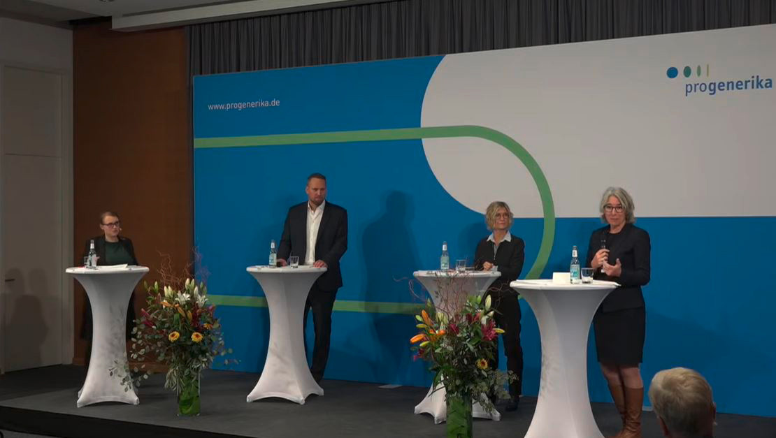 Zu Gast bei der Diskussionsrunde vom Verband Pro Generika waren am Mittwoch ABDA-Präsidentin Gabriele Regina Overwiening, Anne-Kathrin Klemm vom BKK-Dachverband, Andreas Burkhardt von Pro Generika sowie die Moderatorin Rebecca Beerheide (v.r.n.l.). Online zugeschaltet war Thomas Müller, Abteilungsleiter im BMG. / Foto: PZ/Screenshot