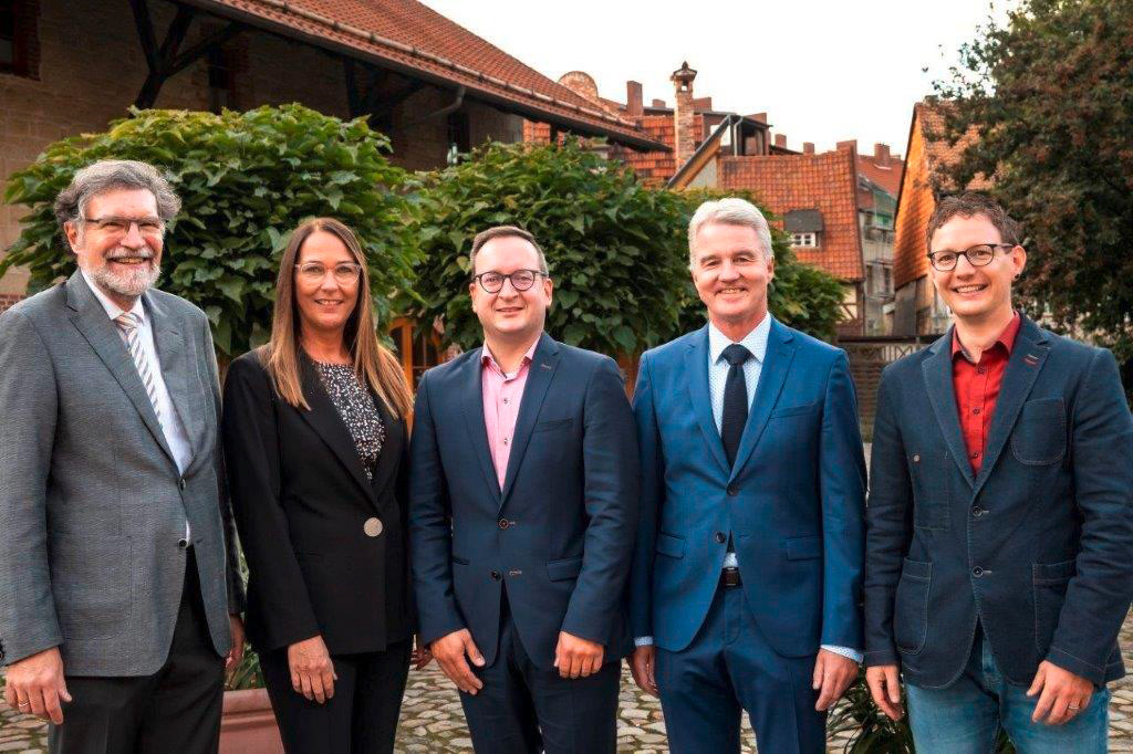 Die Arbeitsgemeinschaft der Pharmazieräte hat ab dem 1. Januar 2022 einen neuen Vorstand: Als Vorsitzender wurde Marco Bubnick gewählt (Mitte), flankiert von  Dr. Walter Taeschner, Kerstin Schack, Christian Züllich und Dr. Michael Sax (von links). / Foto: APD