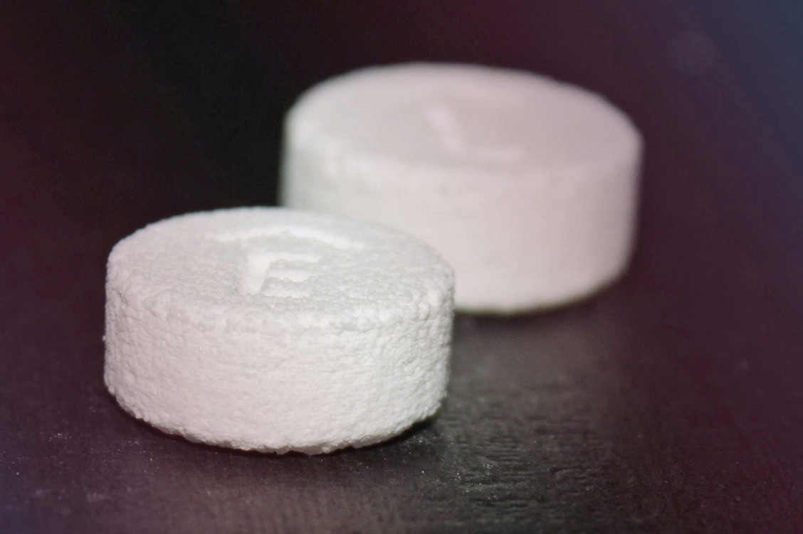 Bei Spritam, der ersten zugelassenen 3-D-gedruckten Tablette, ist die Schichtung deutlich zu erkennen. / Foto: Aprecia Pharmaceuticals