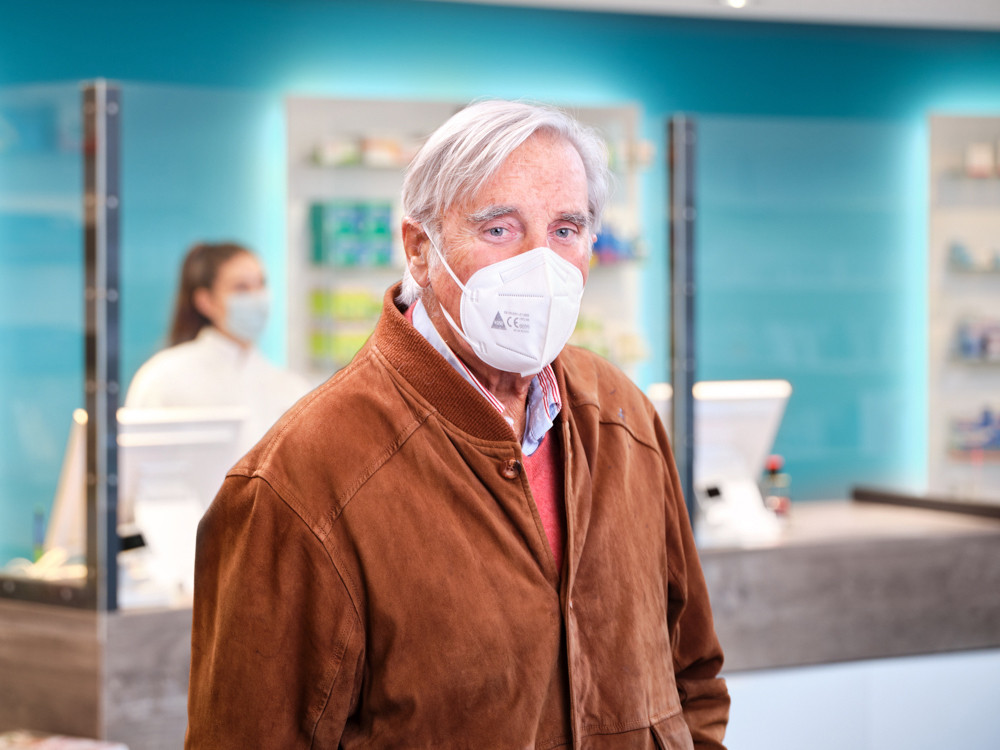 Die ABDA bittet Kunden in der Apotheke auch nach dem Ende der bundesweiten Maskenpflicht weiterhin Masken zu tragen. / Foto: ABDA