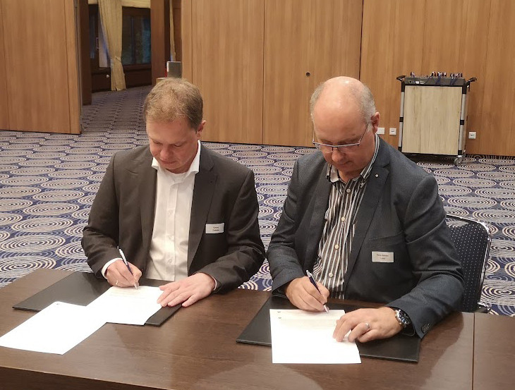 Am Rand des pharmazeutischen Fachkongresses der Apothekerkammer Schleswig-Holstein unterschrieben der Vorsitzende des Apothekerverbands Schleswig-Holstein Hans-Günter Lund (rechts) und AV-Geschäftsführer Georg Zwenke einen Brief an Bundesgesundheitsminister Karl Lauterbach. / Foto: PZ/Daniela Hüttemann