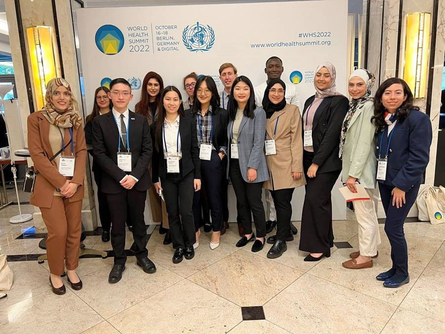 Delegierte des IPSF beim Weltgesundheitsgipfel in Berlin im Oktober 2022. Su Hyun Hong steht als Dritte von links in der ersten Reihe. / Foto: Su Hyun Hong