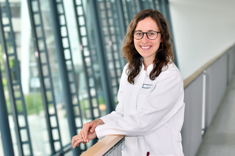 Apothekerin Dr. Katja Schlichtig forscht an der FAU Erlangen-Nürnberg und ist Teil des Teams des AMBORA-AMTS-Kompetenz- und Beratungszentrums am Uniklinikum Erlangen. / Foto: UK Erlangen