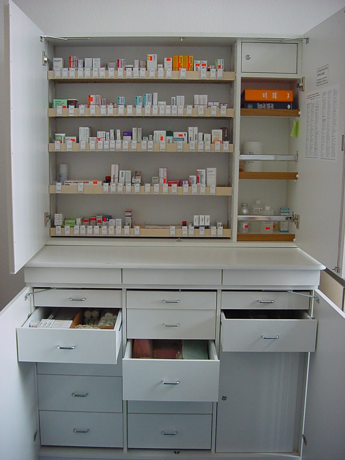 Aufbau und Ausstattung eines Apothekenschranks an Bord eines Seeschiffes müssen genau den gesetzlichen Vorgaben entsprechen. / Foto: Seeärztlicher Dienst