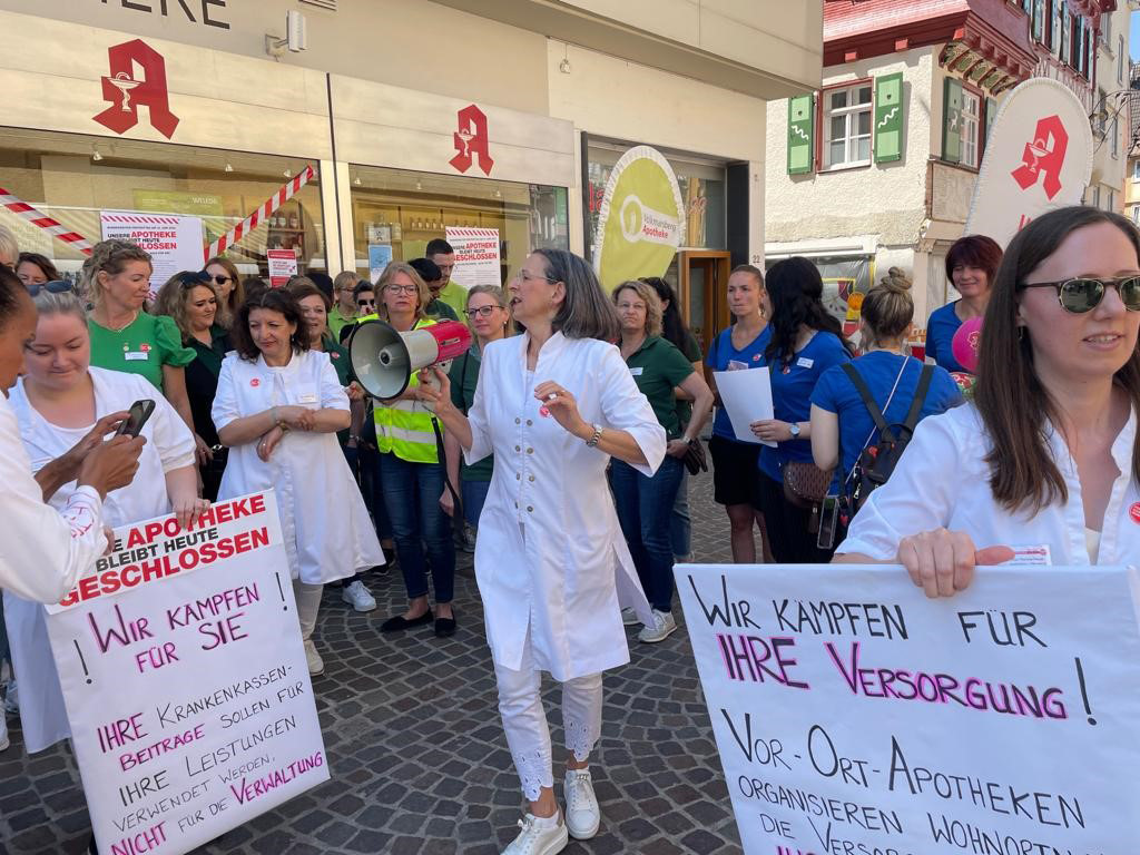 Die Apothekenteams überall in Deutschland sind gestern laut geworden (wie hier in Aalen) – und sollten es bleiben. / Foto: Rasa Ruppel
