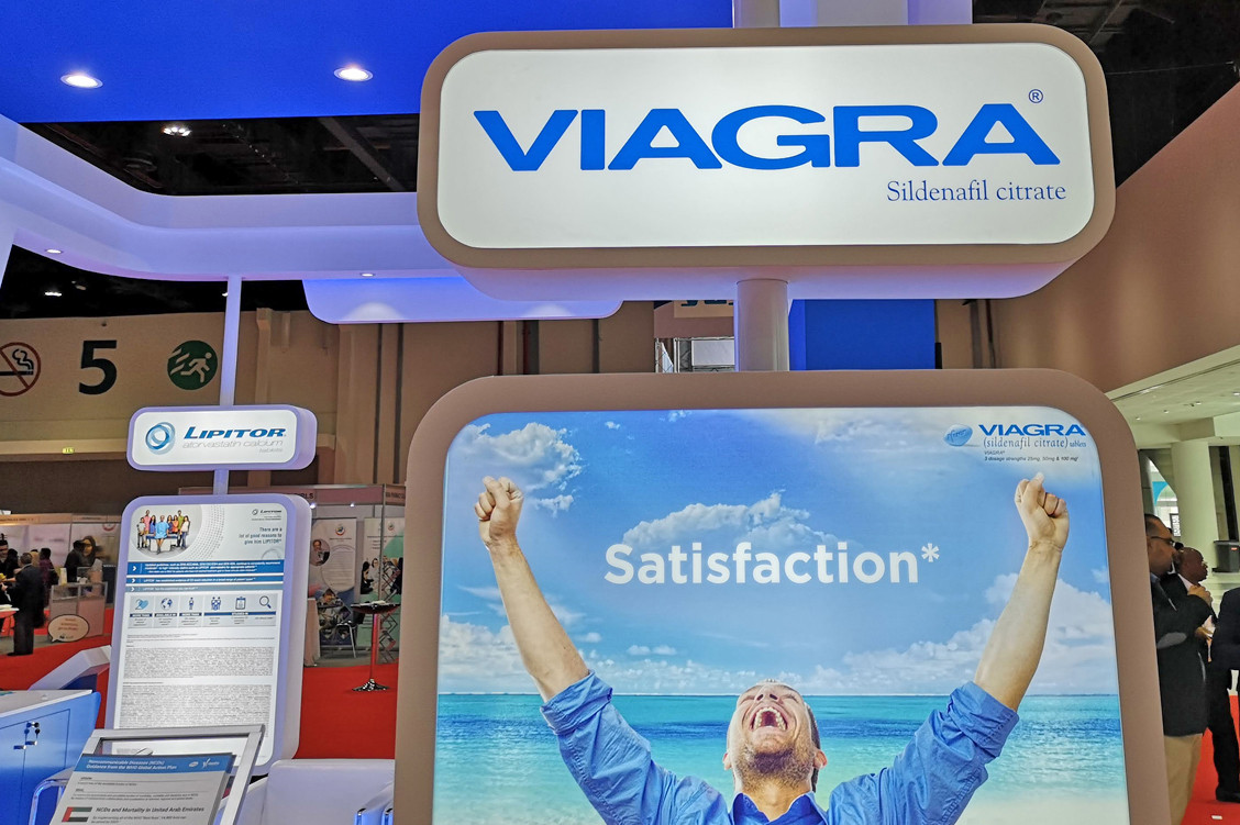 In vielen Ländern ist Viagra bereits seit Längerem auch rezeptfrei erhältlich. Dementsprechend viel wirbt der Hersteller auch bei Apotheken, wie hier beim Welt-Apotheker-Kongress 2019 in Abu Dhabi. / Foto: PZ/Daniela Hüttemann