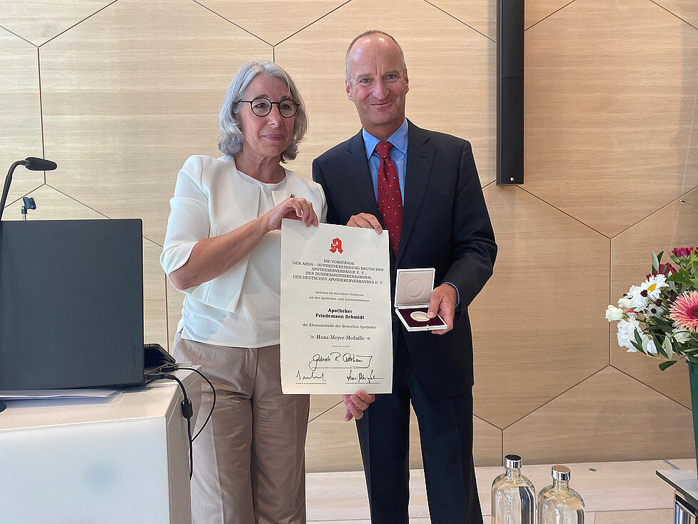 Friedemann Schmidt ist bei der heutigen ABDA-Mitgliederversammlung mit der Hans-Meyer-Medaille geehrt worden. / Foto: ABDA/Rohrer