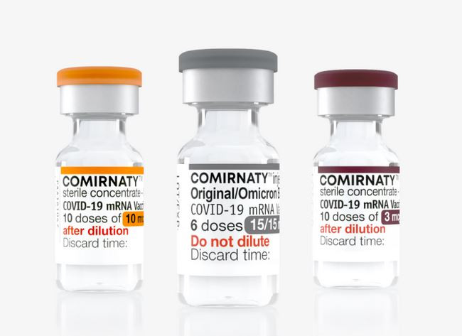 Die graue Kappe steht für den angepassten Erwachsenen-Impfstoff, der nicht mehr verdünnt werden muss (hier in der an Omikron BA.1 angepassten Version). Vials mit oranger und rot-brauner Kappe enthalten Konzentrate, die noch verdünnt werden müssen.