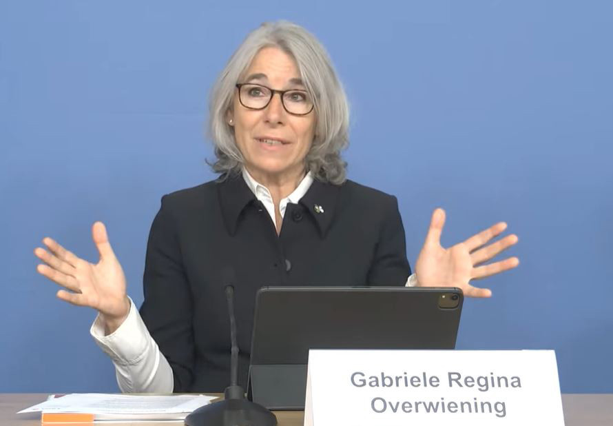 ABDA-Präsidentin Gabriele Regina Overwiening begrüßt, dass Apotheken bei nicht verfügbaren wichtigen Kinderarzneimitteln der Austausch erleichtert werden soll. Pharmaverbänden fordern grundlegende Lösungen. / Foto: PZ/Screenshot