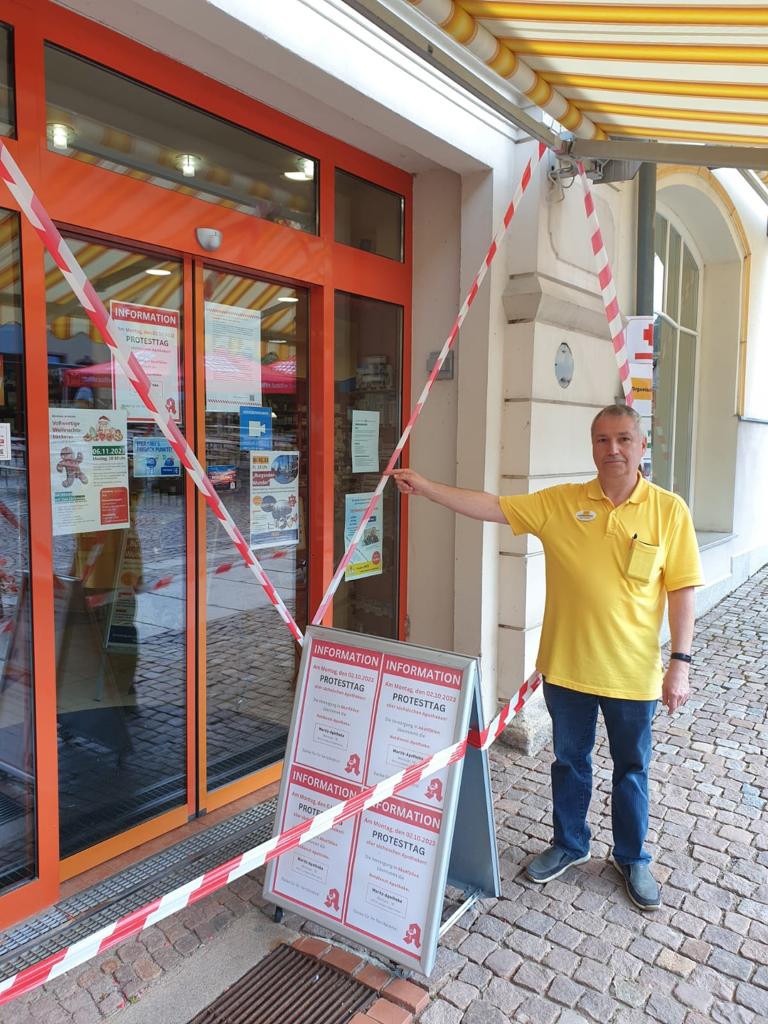 In Sachsen blieben viele Offizinen aus Protest gegen die BMG-Reformpläne am Montag geschlossen. Im Bild die Schwanen-Apotheke in Burgstädt mit Apotheker Jürgen Hoffmann. / Foto: SAV