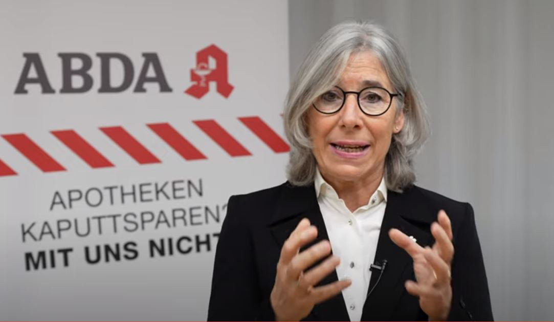 »Anstatt mit uns über Lösungen zu sprechen, kriegen wir über Zeitungsberichte oder eine Videoleinwand auf dem DAT eine bedrohliche Strukturreform vor die Füße geworfen«, sagte ABDA-Präsidentin Gabriele Regina Overwiening. / Foto: Youtube/Screenshot: PZ