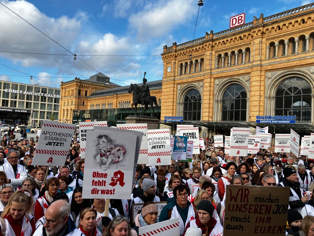 »Die Zitrone ist ausgequetscht, es ist überhaupt kein Einsparpotenzial vorhanden«, betonte LAV-Chef Berend Groeneveld unter lautem Applaus. In Hannover demonstrierten etwa 3000 Apothekenmitarbeitende gegen die aktuelle Sparpolitik. / Foto: PZ/Hüttemann