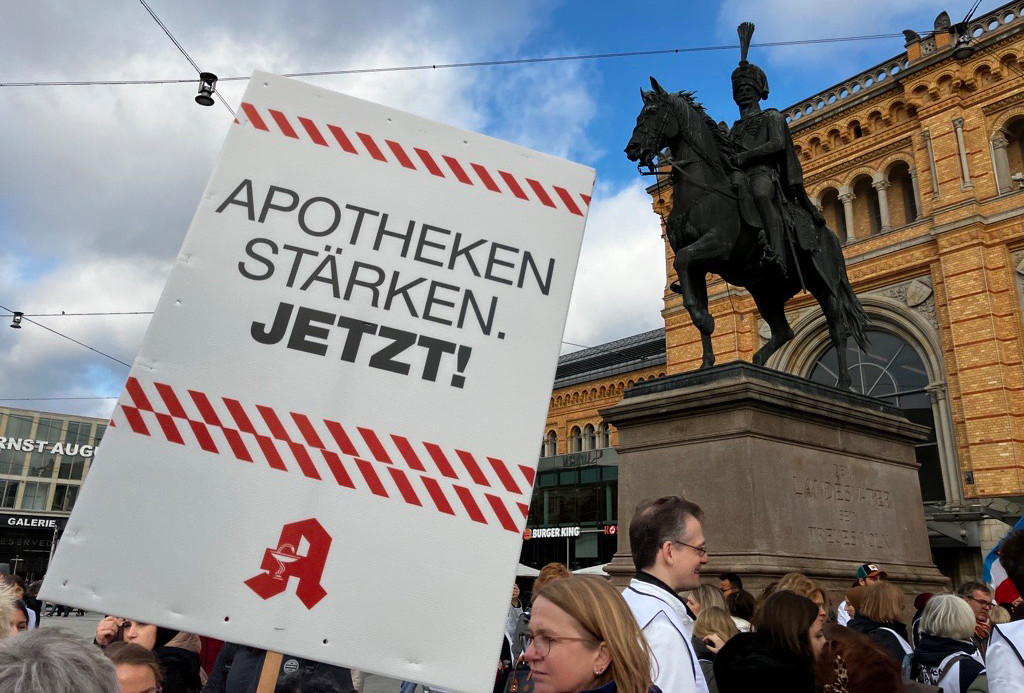 Landesherr Ernst August mag sich gewundert haben, was mehr als 3000 Apothekenmitarbeiter auf dem Bahnhofsvorplatz von Hannover gemacht haben. / Foto: PZ/Hüttemann