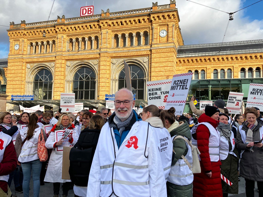 Berend Groeneveld als Vorsitzender des Landesapothekerverbands Niedersachsen freute sich über die überwältigende Teilnahme der Apothekenteams aus ganz Norddeutschland. Auch von den Inseln waren sie angereist. / Foto: PZ/Hüttemann