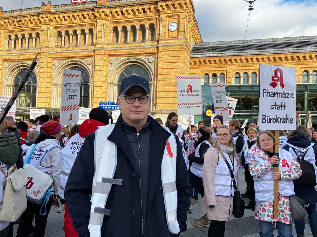 Kammerpräsident Dr. Kai Christiansen am 8. November beim norddeutschen Apothekenprotesttag in Hannover. / Foto: PZ/Hüttemann