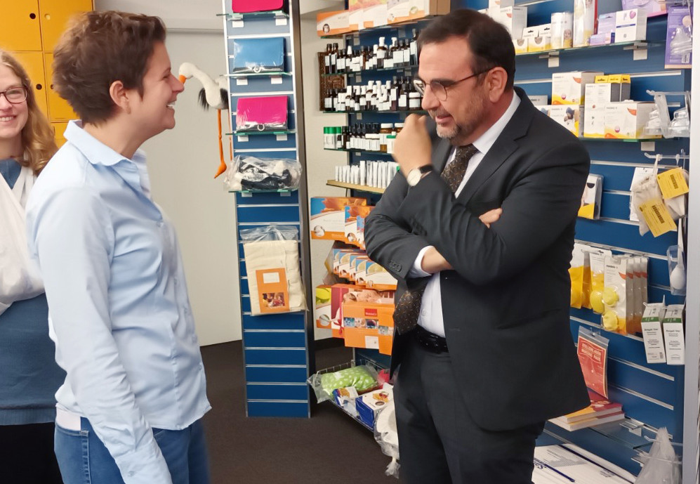 Die Apothekeninhaberin Franziska Scharpf konnte mit Klaus Holetschek über viele Themen sprechen, die den Apothekerinnen und Apothekern derzeit unter den Nägeln brennen.  / Foto: Apotheke Scharpf