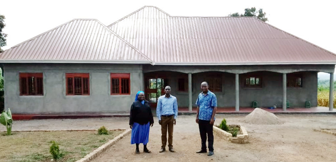 Die von Apotheker Helfen finanzierte und begleitete Gesundheitsstation in Kyato, Uganda, ist fast fertig. Hier wollen die Kalungu-Schwestern neben der Schwangeren-Versorgung auch Impfungen anbieten und HIV-Patienten besser betreuen.   / Foto: Apotheker Helfen/Kalungu-Sisters