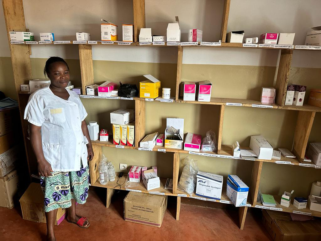 Das Arzneimitteldepot im Gesundheitszentrum in Klologo, Togo, ist gut bestückt. Die konsequente ausreichende Bevorratung sichert zugleich die Krankenversicherung der Schülerinnen und Schüler in der Gemeinde. / Foto: Apotheker Helfen/Kekeli Togo