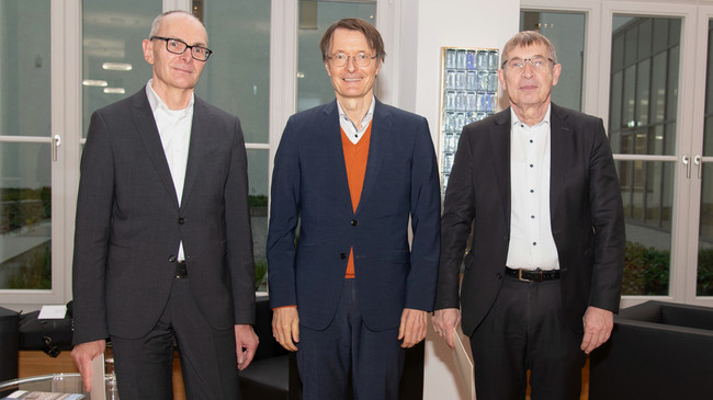 Nach 35 Jahren im Paul-Ehrlich-Institut (PEI) und 14 Jahren an dessen Spitze geht Klaus Cichutek (rechts) in den Ruhestand und bekam dafür von Bundesgesundheitsminister Karl Lauterbach (SPD) die entsprechende Urkunde. Stefan Vieths (links) wird zum 1. Januar 2024 kommissarischer Leiter des PEI.
