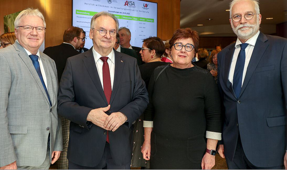 Die medizinische und pharmazeutische Versorgung der Landbevölkerung in Sachsen-Anhalt haben (v.l.) Mathias Arnold, Ministerpräsident Reiner Haseloff, Ministerin für Arbeit, Soziales und Integration, Petra Grimm-Benne undJens-Andreas Münch auf dem Schirm. Bei der nächsten MPK-Ost soll sie Thema sein.