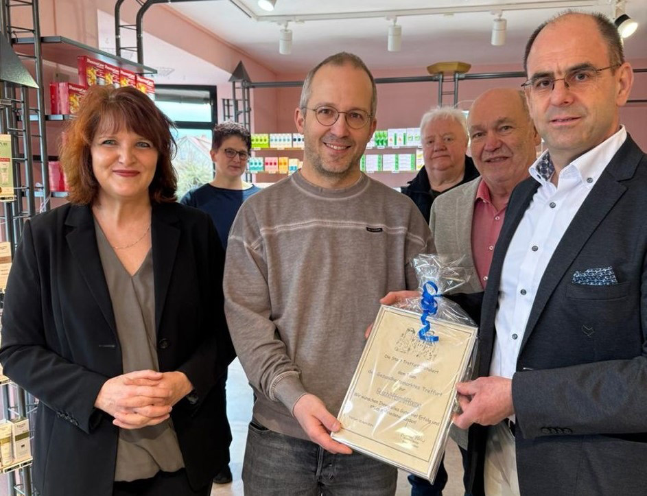 Christoph Zähle (Mitte) mit Katja Böhler, Staatssekretärin für Wirtschaftsförderung (links) und dem Treffurter Bürgermeister Michael Reinz (rechts) bei der Eröffnung des »Gesundheitsmarkts«. / Foto: Gesundheitsmarkt Treffurt