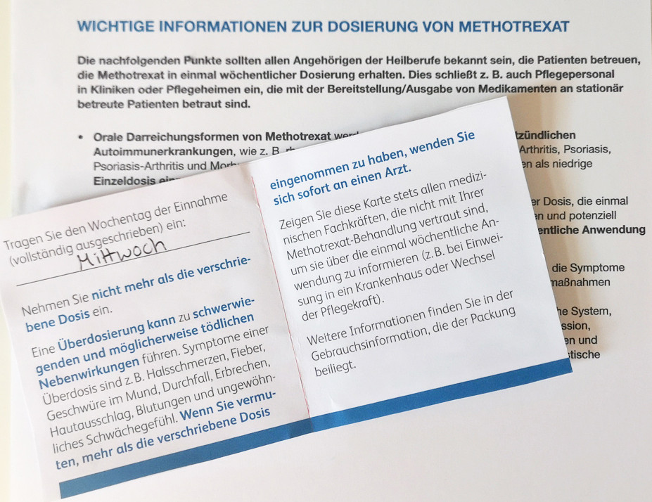 Die Patientenkarte sollten Anwender von oralen MTX-Präparaten immer dabei haben. / Foto: PZ/Daniela Hüttemann