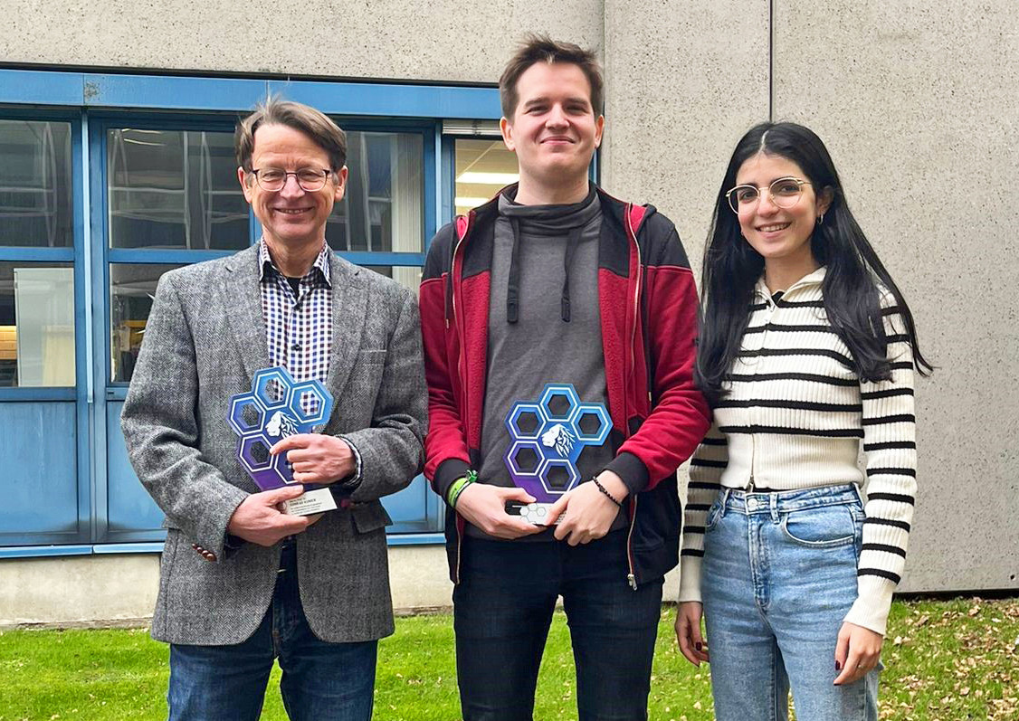 Professor Dr. Conrad Kunick (links) und Marvin Mellis erhielten den Pharmaziepreis für exzellente Lehre beziehungsweise für besonderes Engagement. Überreicht wurde der Preis von Samarah Reslan (rechts). / Foto: Sabrina Hafke