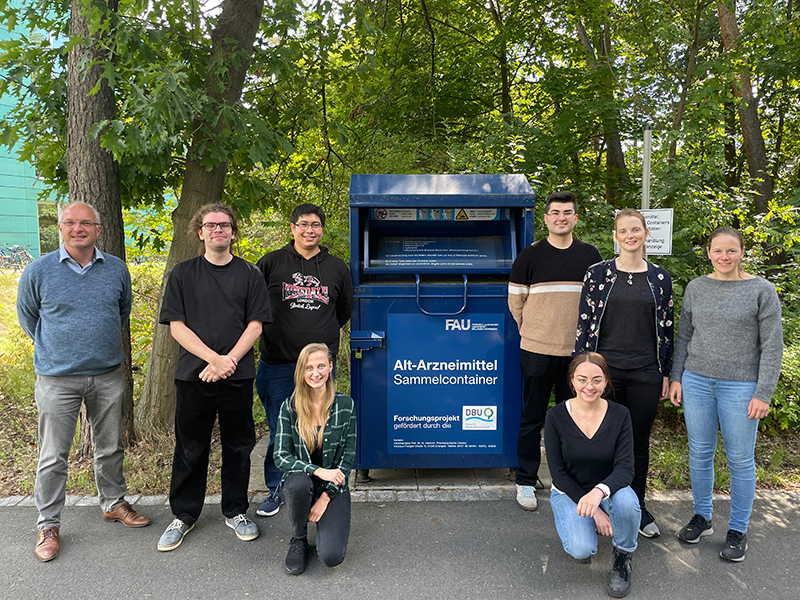 Team der Altarzneimittelinitiative: (links) Professor Dr. Markus Heinrich, Luca Drees, Fabian Graßl, Lena Grasse, (rechts) Leon Zähnle, Luca-Sophie Schuster, Susanne Gradl, Meret Kuschow / Foto: FAU