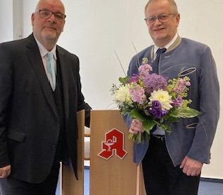 Kammerpräsident Jens Dobbert verlieh dem Vorsitzenden des Landesapothekerverbands Brandenburg Olaf Behrendt die Hermann-Hager-Medaille. / Foto: PZ/Tebroke