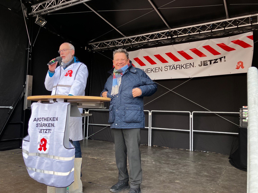 Bereits beim norddeutschen Apotheken-Protesttag im November unterstützte Niedersachsens Gesundheitsminister Andreas Philippi (rechts) eindeutig die Forderungen der Apothekerschaft (hier mit Niedersachsens LAV-Vorsitzendem Berend Groeneveld). / Foto: PZ/Daniela Hüttemann