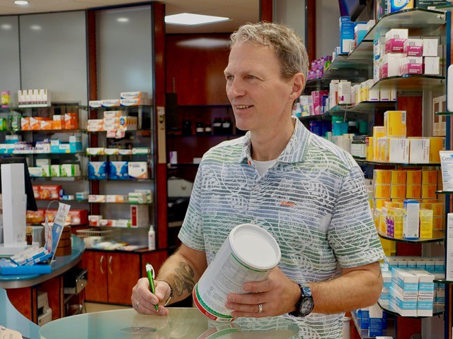 Andreas Binninger ist leidenschaftlicher Sportler und verbindet diese Begeisterung mit der Arbeit in seiner Apotheke in Düsseldorf.  / Foto: Neander Apotheke Düsseldorf
