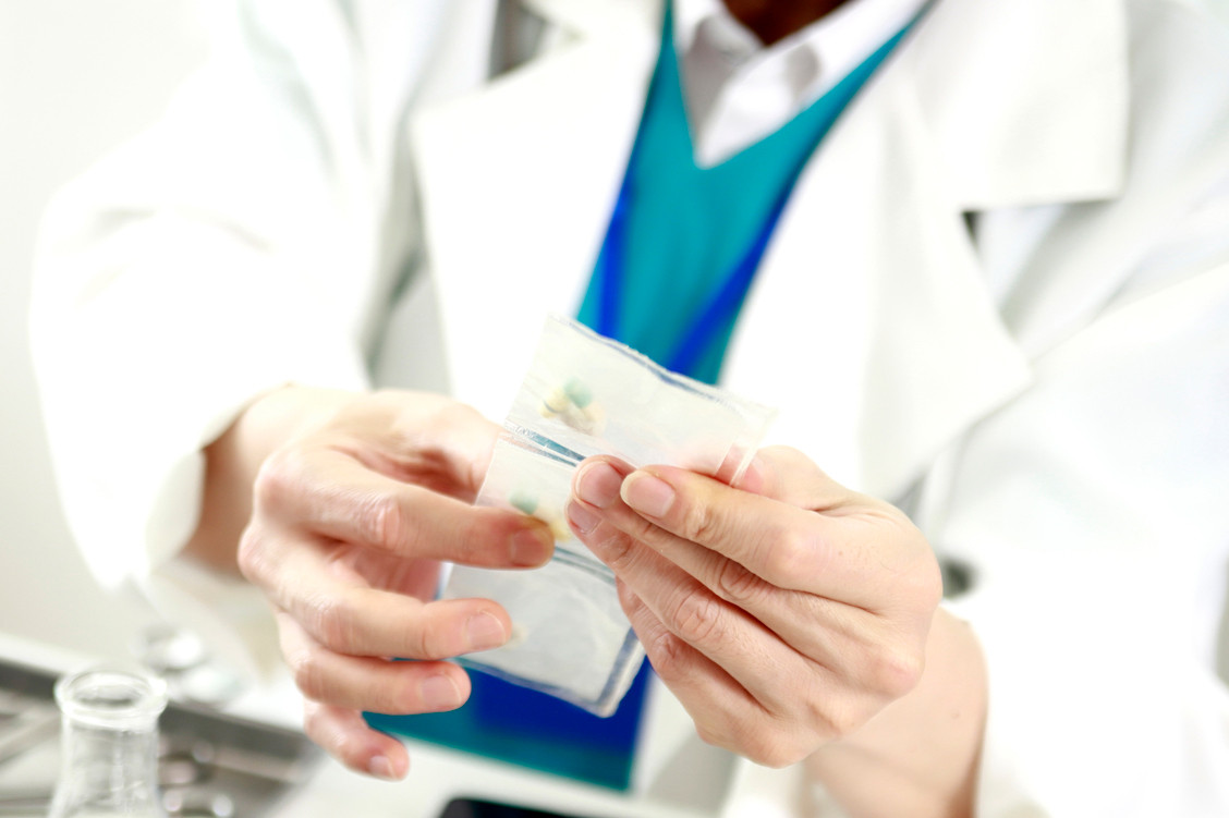 Apotheken, die patientenindividuell verblistern, haben seit der E-Rezept-Einführung ein Problem: Aus technischen Gründen können sie die  Chargenbezeichnungen aller verwendeten Umverpackungen bei der E-Rezept-Abrechnung nicht dokumentieren.  / Foto: Getty Images/Runstudio
