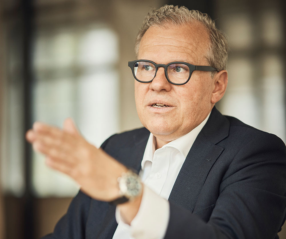 Um die flächendeckende Versorgung in den kommenden Jahrzehnten sicherstellen zu können, brauche es Versorgung vor Ort, gleichzeitig mehr Telepharmazie sowie auch hybride Versorgungsformen, so Doc-Morris-CEO Walter Hess zur PZ. / Foto: Doc Morris/ www.grund.photo