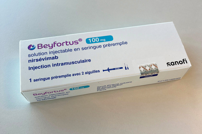 Arzneimittel Beyfortus 100 mg mit französischer Beschriftung / Foto: Sanofi Winthrop Industrie