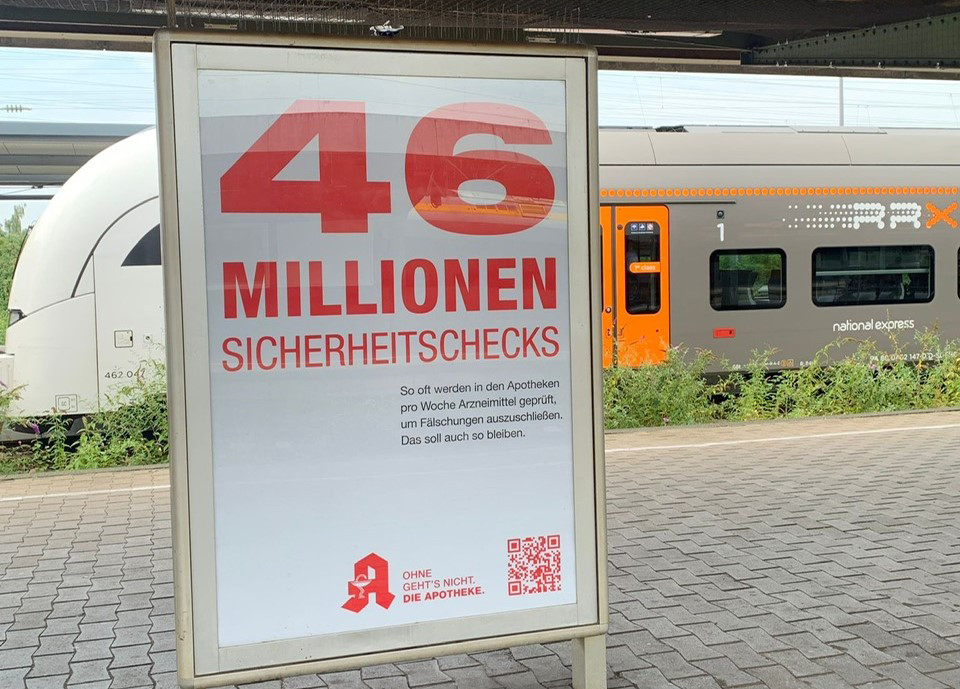 Mit Plakaten an Bahnhöfen will die ABDA auf die Bedeutung der Apotheken aufmerksam machen.  / Foto: cyrano