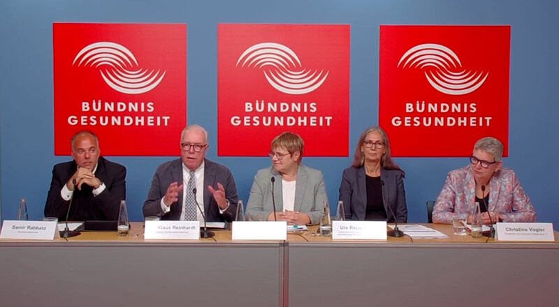 Auf der Pressekonferenz am 19. September stellten Vertreterinnen und Vertreter des »Bündnis Gesundheit« ihr Thesenpapier für eine grundlegende Reform des Gesundheiswesens vor und forderten von der Bundesergierung einen Krisengipfel. / Foto: BÄK