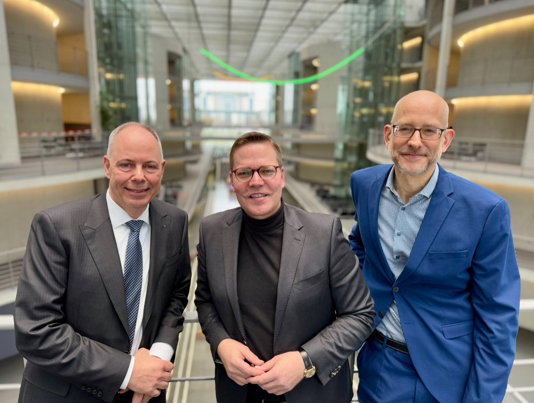 Skizzierten die Rolle der Apotheken (v.l.): Michael Kuck, Tino Sorge und Noweda-Kommunikationschef Joachim Reinken / © Noweda