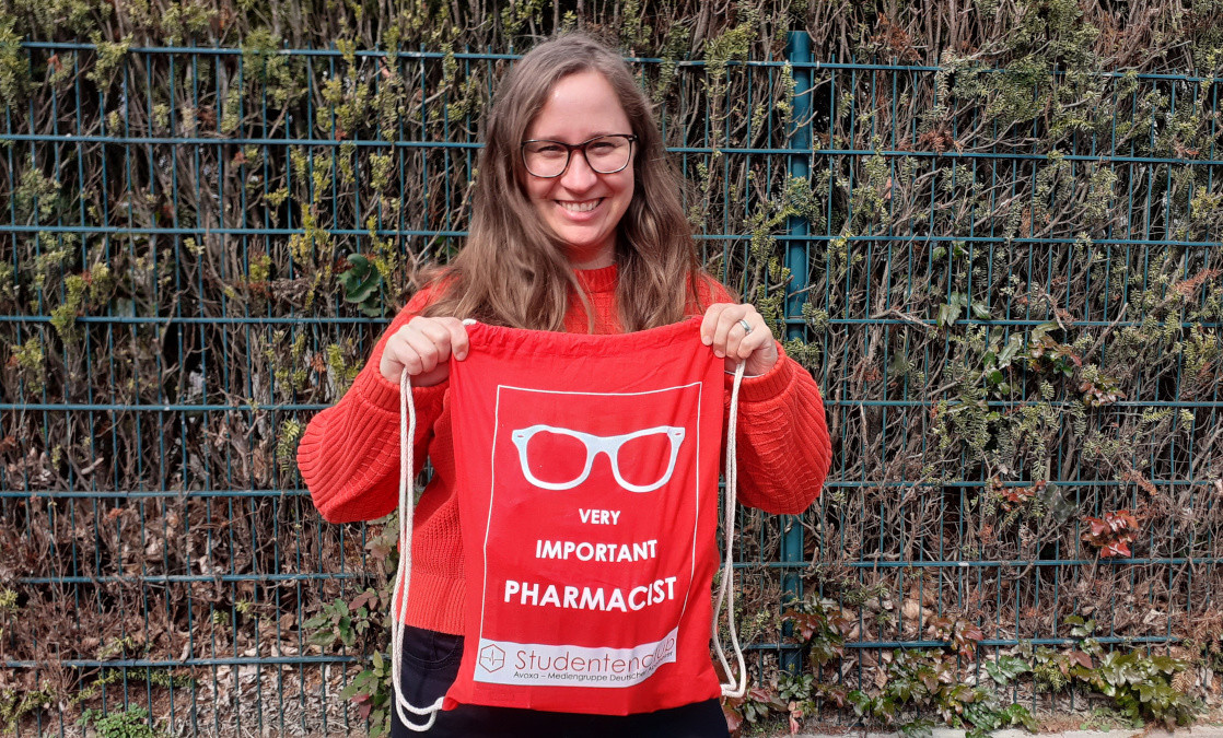 Die traditionsreichen Ersti-Taschen der Avoxa Mediengruppe unterstützen frisch gebackene Pharmaziestudierende beim Einstieg ins Studium.  / © Avoxa Mediengruppe