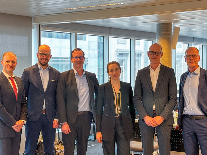Filip Lassahn, Christian Clarus, Stefan Koch, Ilse Boskamp, Traugott Ullrich und Bernd Roether (v.l.n.r.) bilden den neuen Vorstand des Landesverbandes Brüssel. Katarína Gatialová fehlt auf dem Foto.  / © Pharma Deutschland