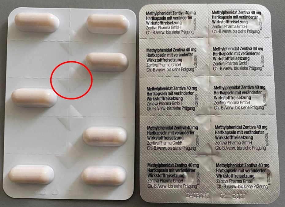 Vorder- und Rückseite des kindergesicherten Blisters des monierten Präparats mit asymmetrischen Abziehlaschen. / © AMK