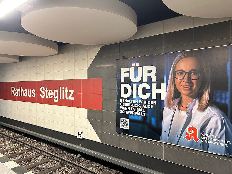 Ein Plakat der Kampagne  »Gesundheit sichern. Die Apotheke.« in einem U-Bahnhof in Berlin.  / © ABDA