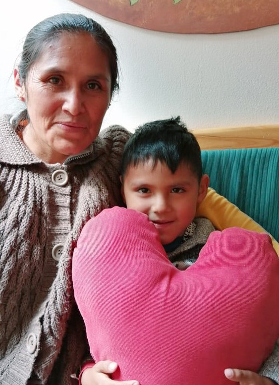 Medikamente, Operationen, Nachsorge: Die Ärzte und Unterstützer des Herzvereins konnten schon viele herzkranke Kinder retten. / © Apotheker Helfen/Herzverein